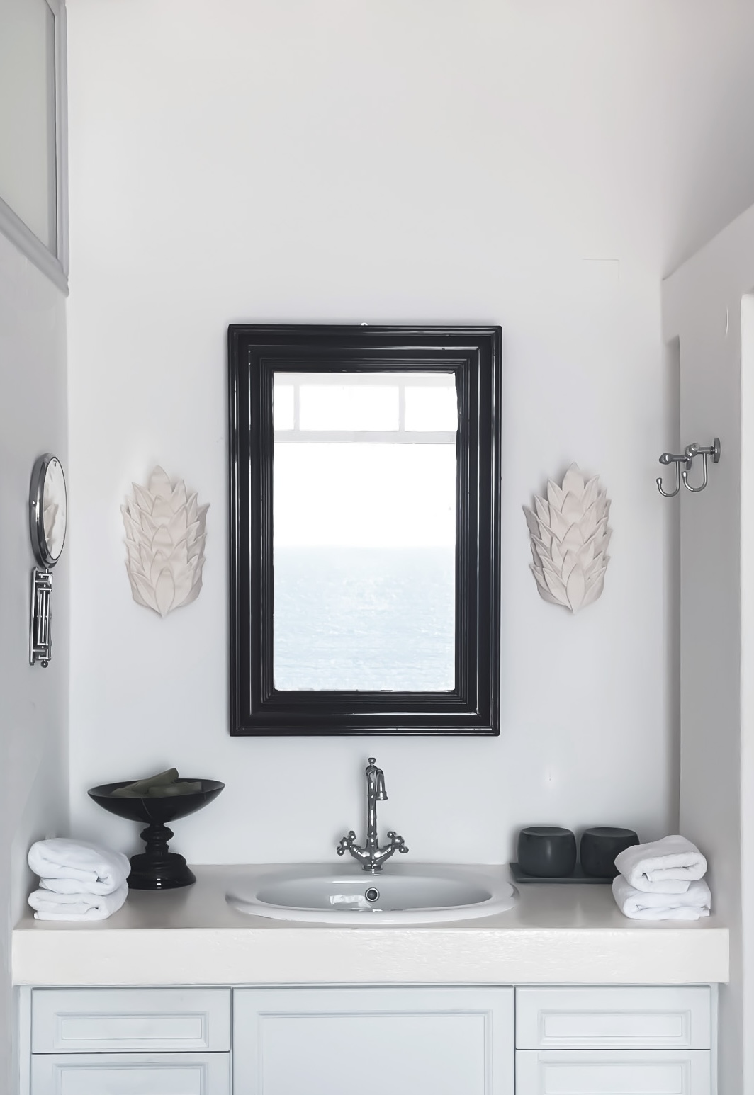 Washbasin and mirror